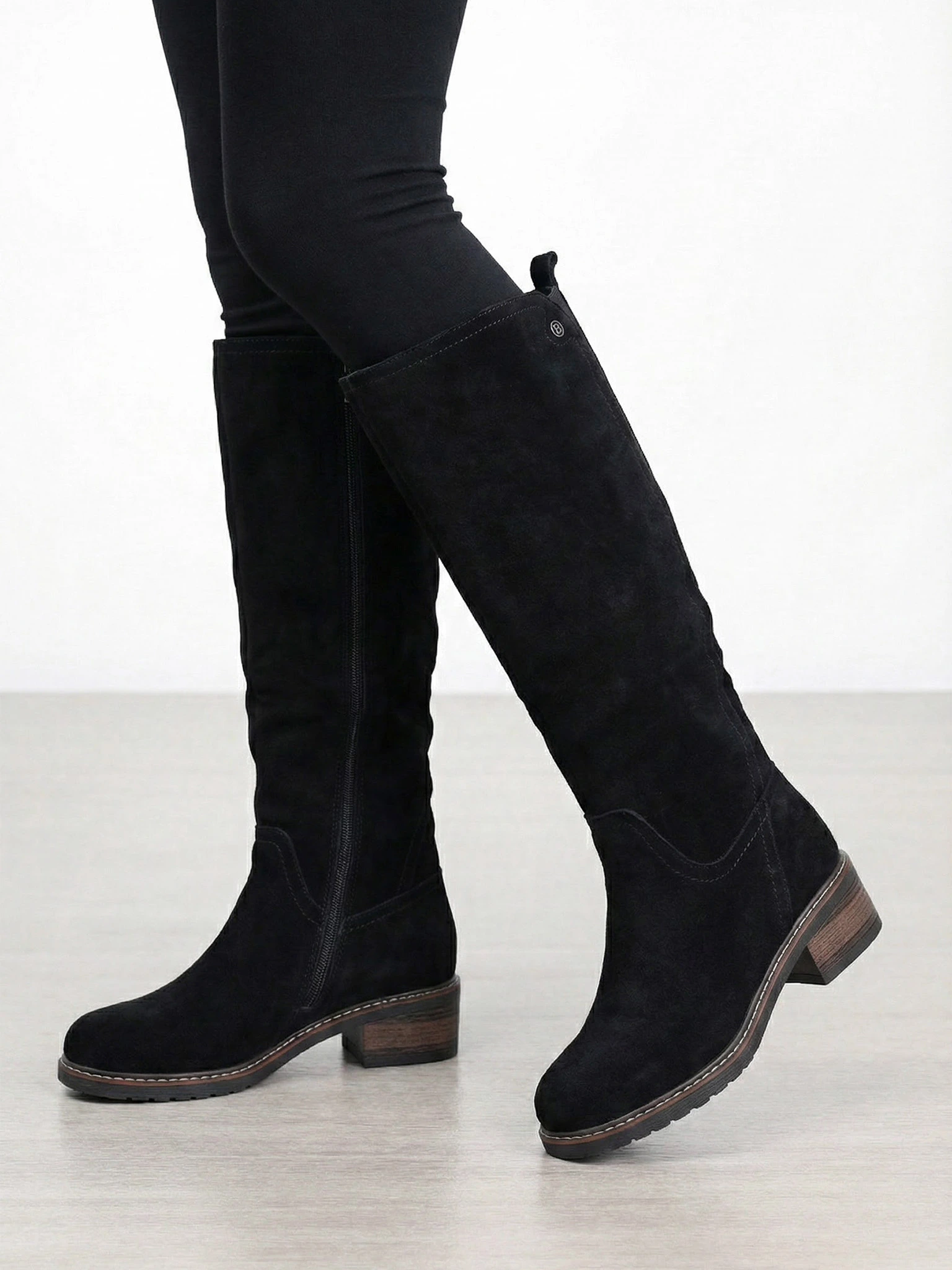 Сапоги черного цвета из натуральной замши на среднем каблуке